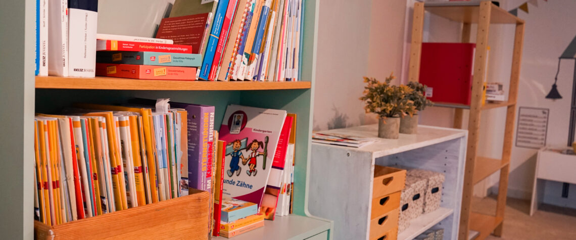Ein Regal an einer Wand mit Kinderbüchern